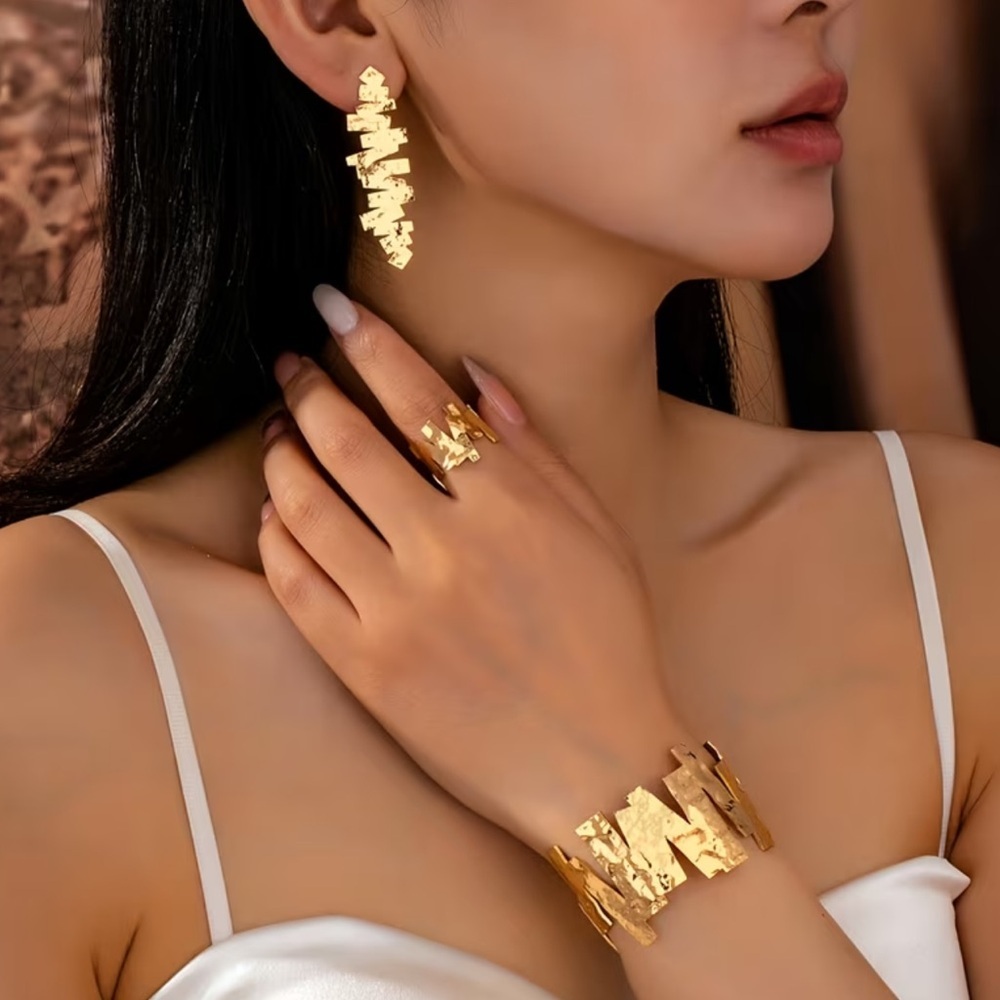 NEW 3 pieces Elegant Gold Jewelry Set. Trendy Jewelry ☀️ - Picture 2 of 6